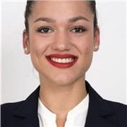 Mi nombre es Melissa, soy graduada en turismo y tripulante de cabina de pasajeros. He trabajado como recepcionista en hoteles, he dado clases particulares a niños de primaria, he sido durante varios años azafata de vuelo y he participado en varias campañ